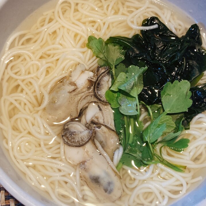 旬の牡蠣と芹で、牡蠣と芹の白石温麺